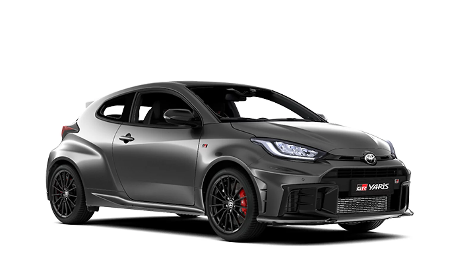 Ein grauer Toyota GR Yaris mit sportlichen Felgen in diagonaler Frontansicht vor einem weißen Hintergrund.