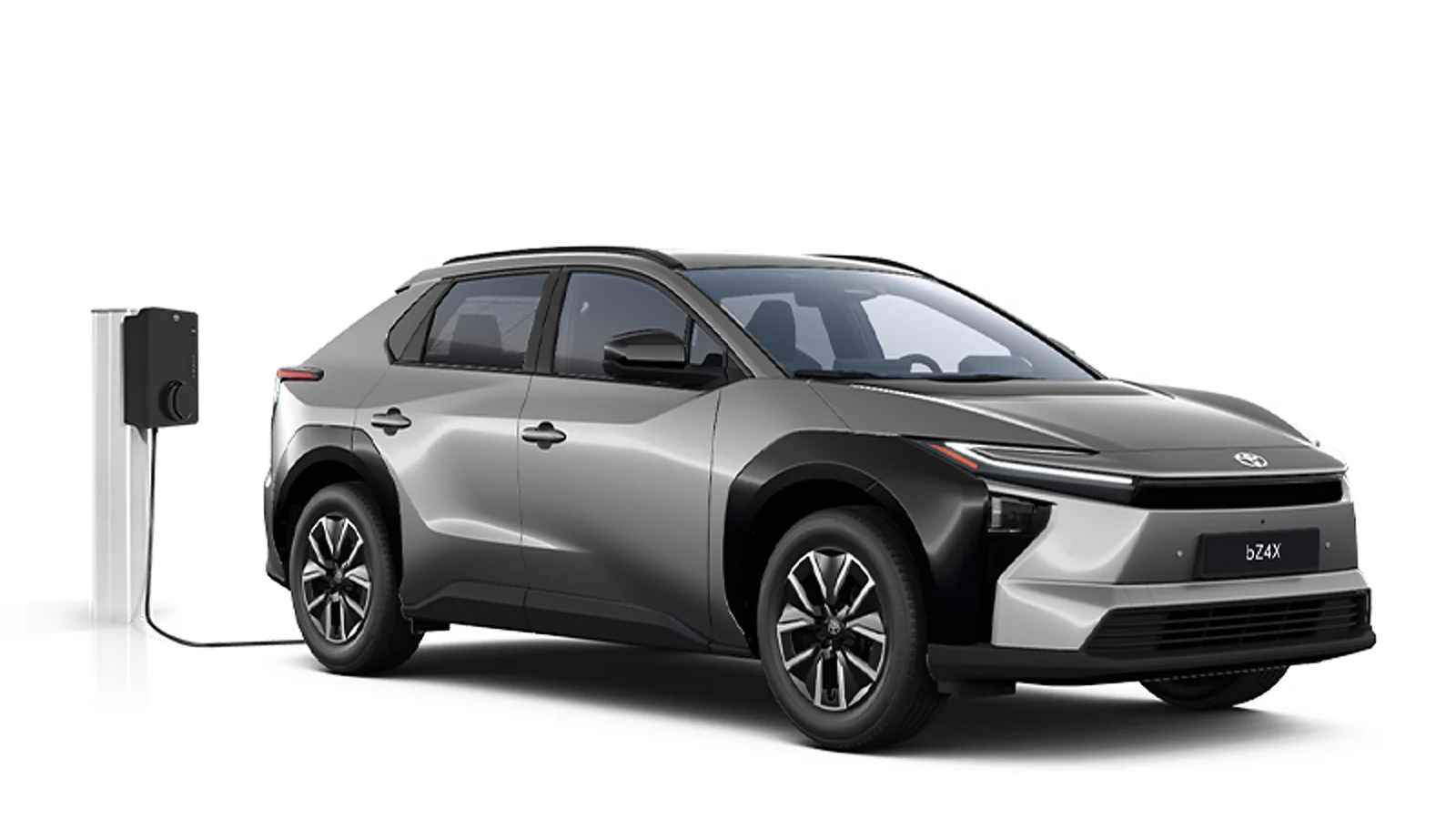 Ein schwarzer Toyota bZ4X in diagonaler Frontansicht vor einem weißen Hintergrund, der an einer Ladesäule angeschlossen ist.