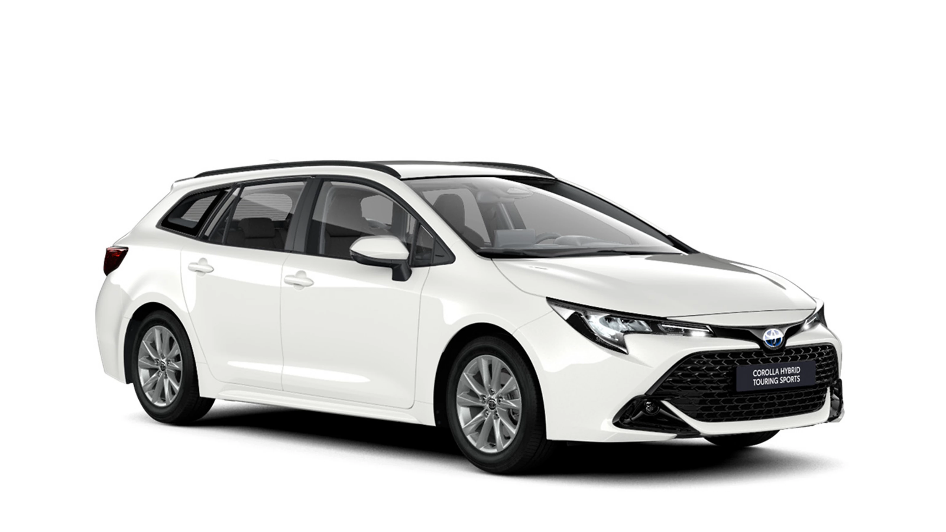 Ein weißer Toyota Corolla Touring Sports Comfort Hybrid in diagonaler Frontansicht vor einem weißen Hintergrund