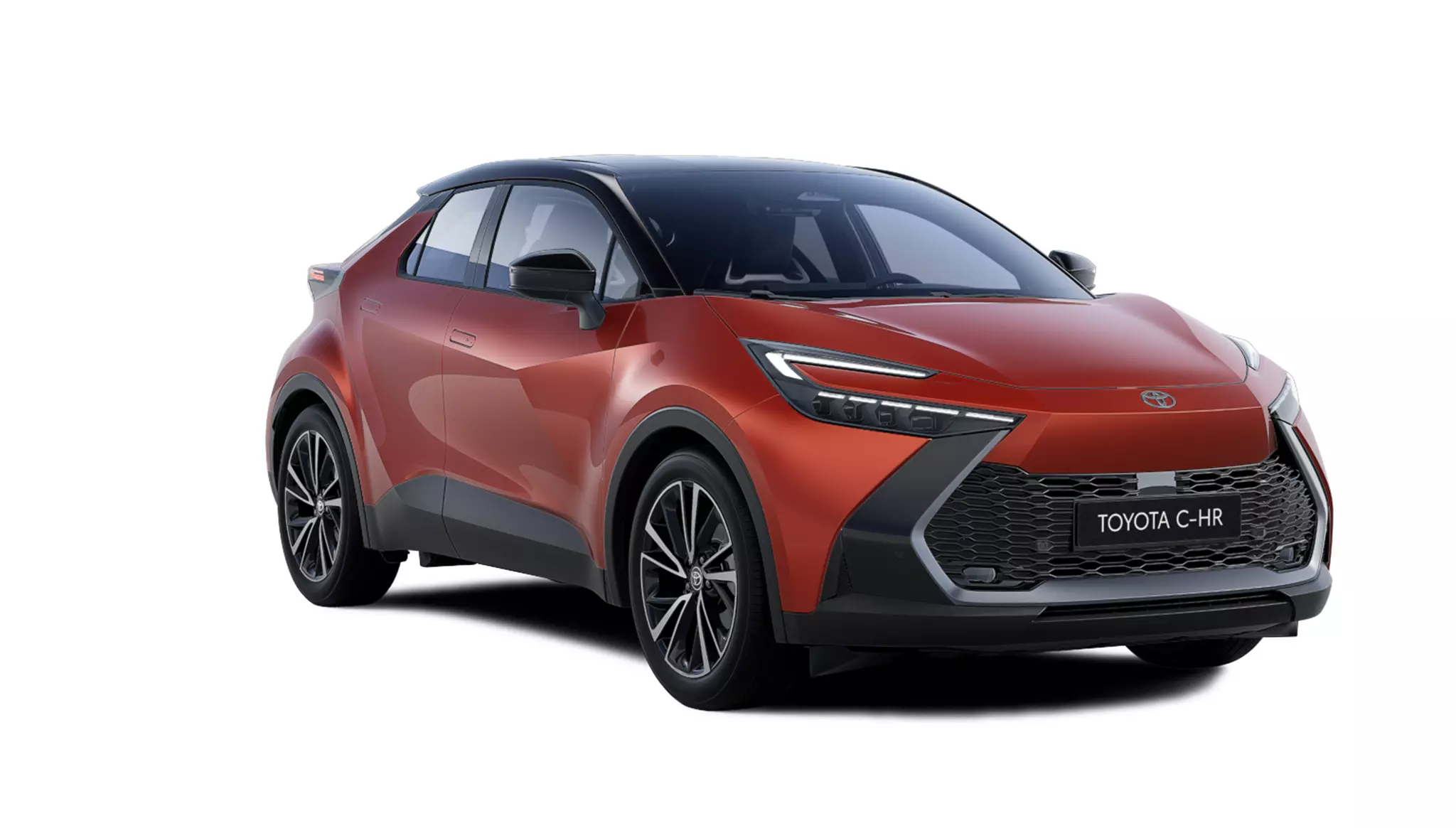 Ein roter Toyota C-HR Plug-in Hybrid in diagonaler Frontansicht vor einem weißen Hintergrund.
