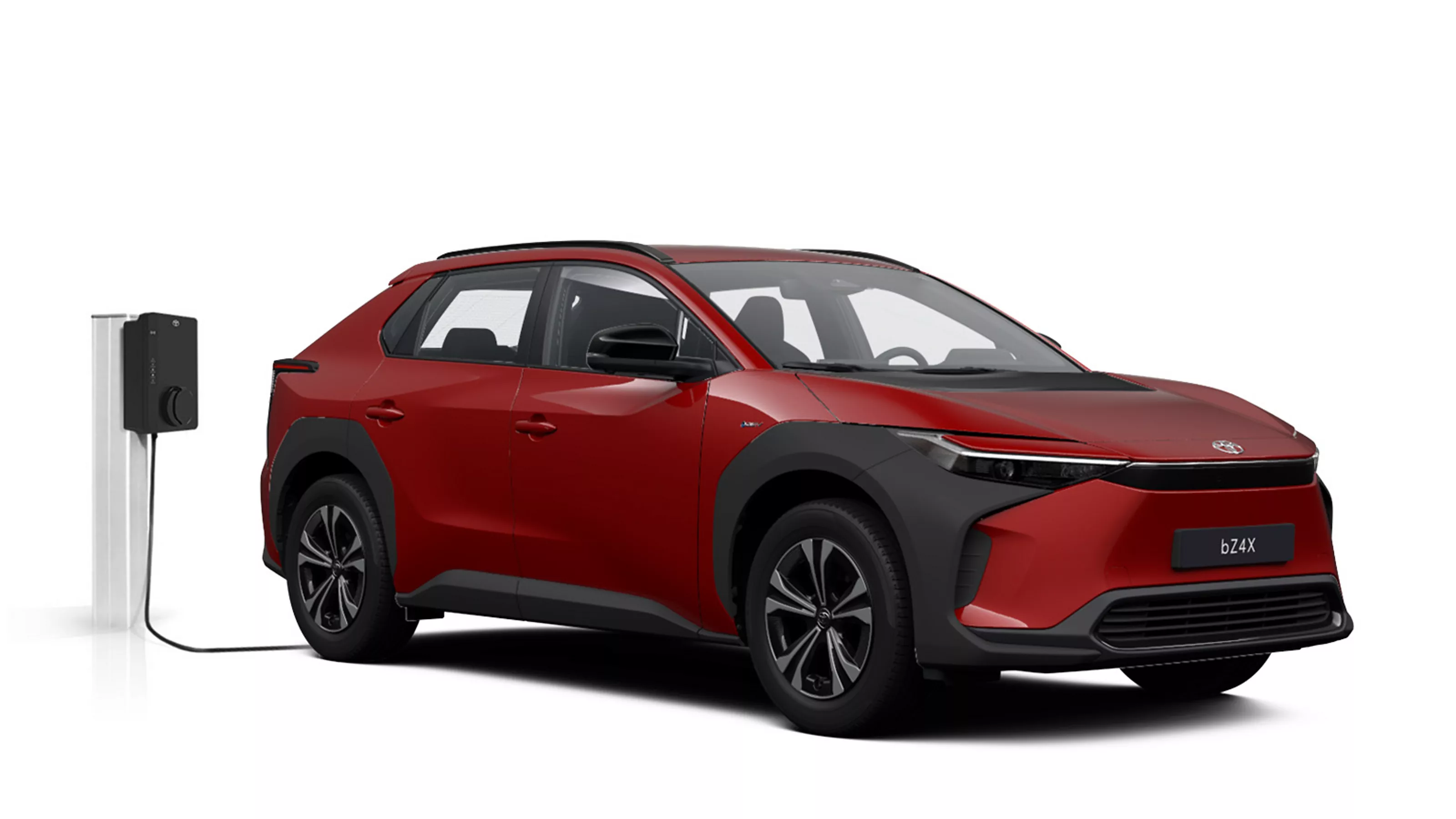 Ein roter Toyota bZ4X in diagonaler Frontansicht vor einem weißen Hintergrund