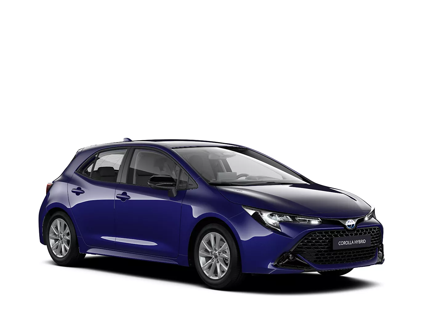 Ein blauer Corolla Comfort Hybrid in diagonaler Frontansicht vor einem weißen Hintergrund