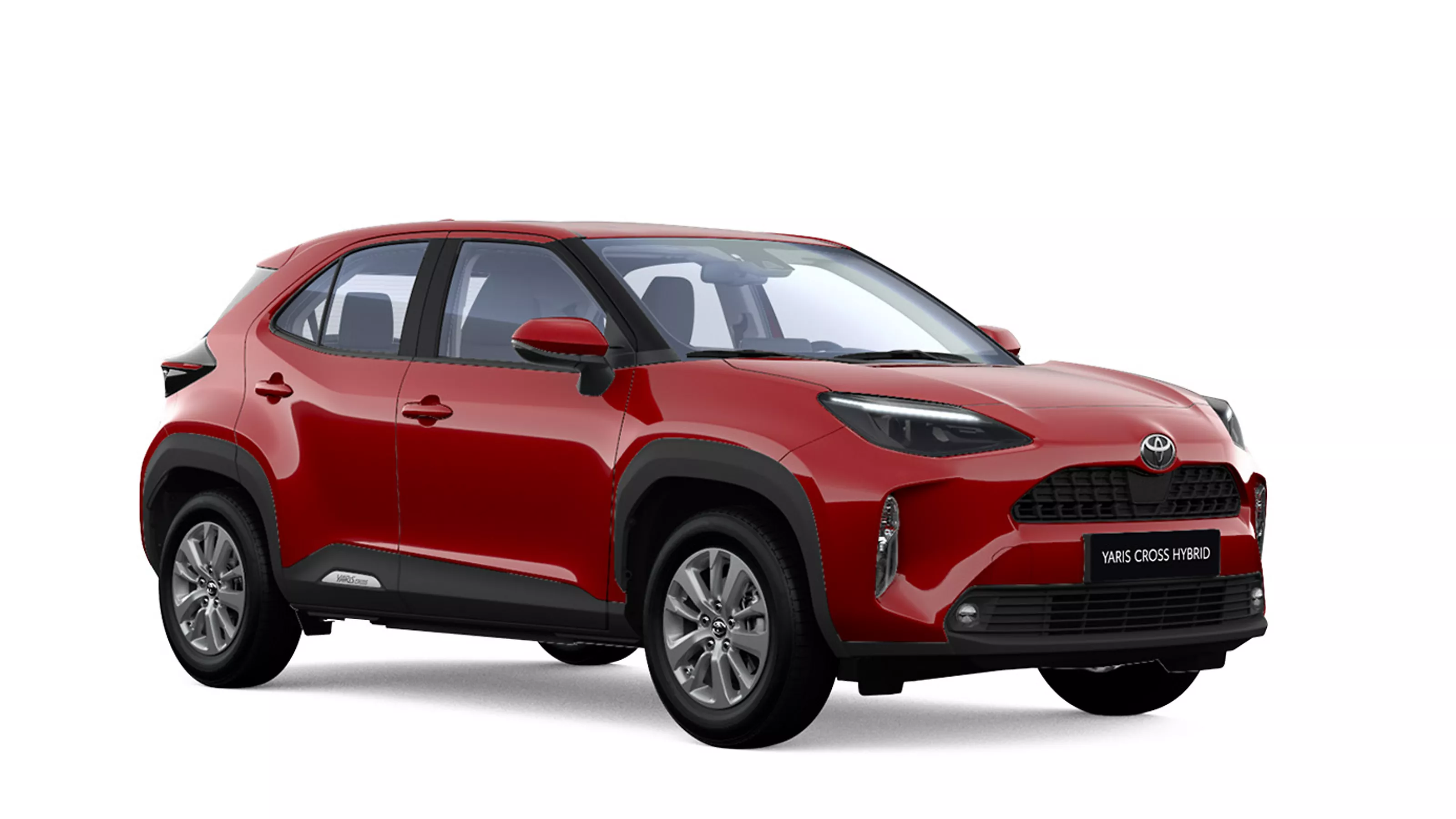 Ein roter Toyota Yaris Cross Basis Hybrid in diagonaler Frontansicht vor einem weißen Hintergrund