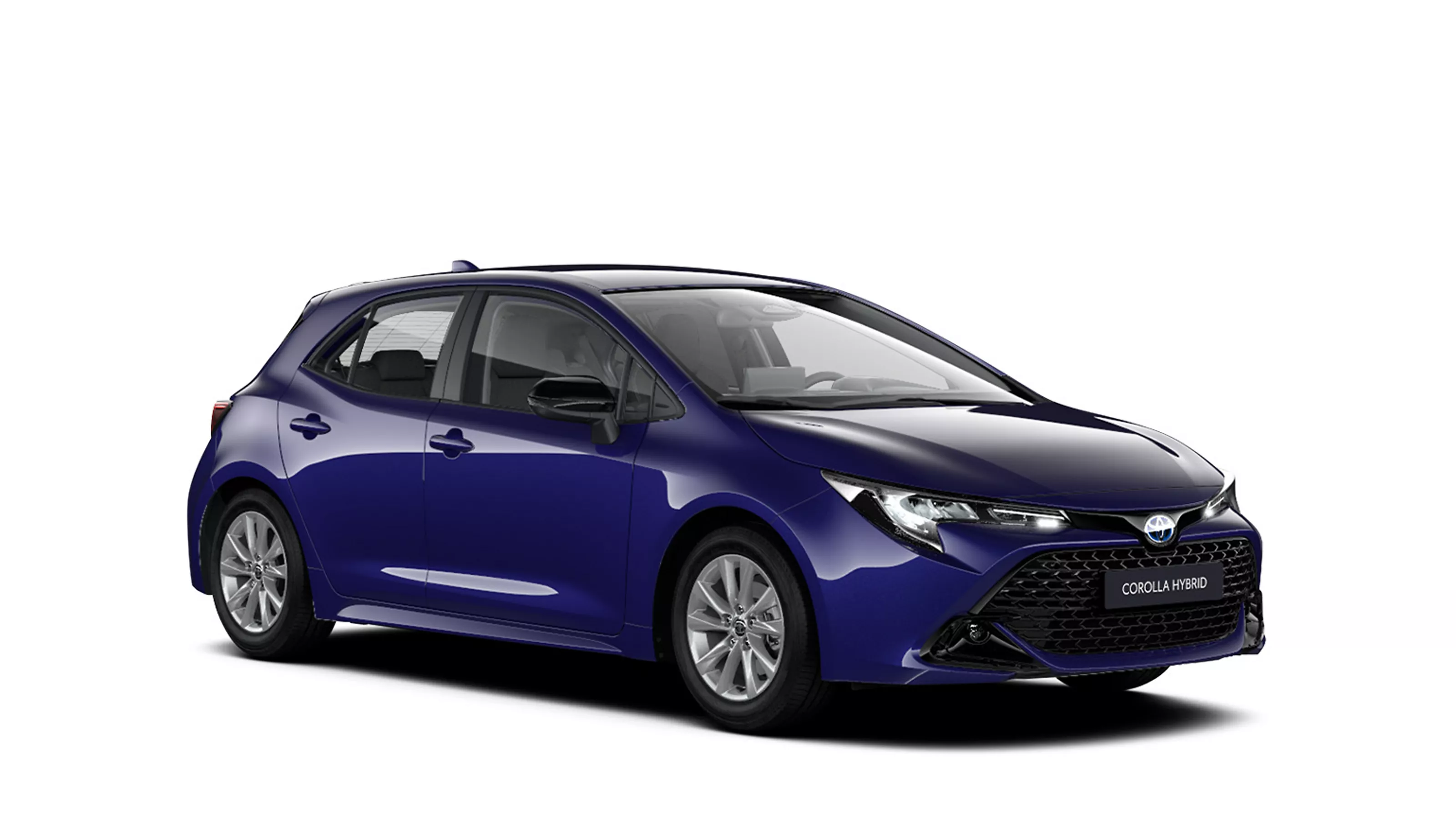 Ein blauer Corolla Comfort Hybrid in diagonaler Frontansicht vor einem weißen Hintergrund