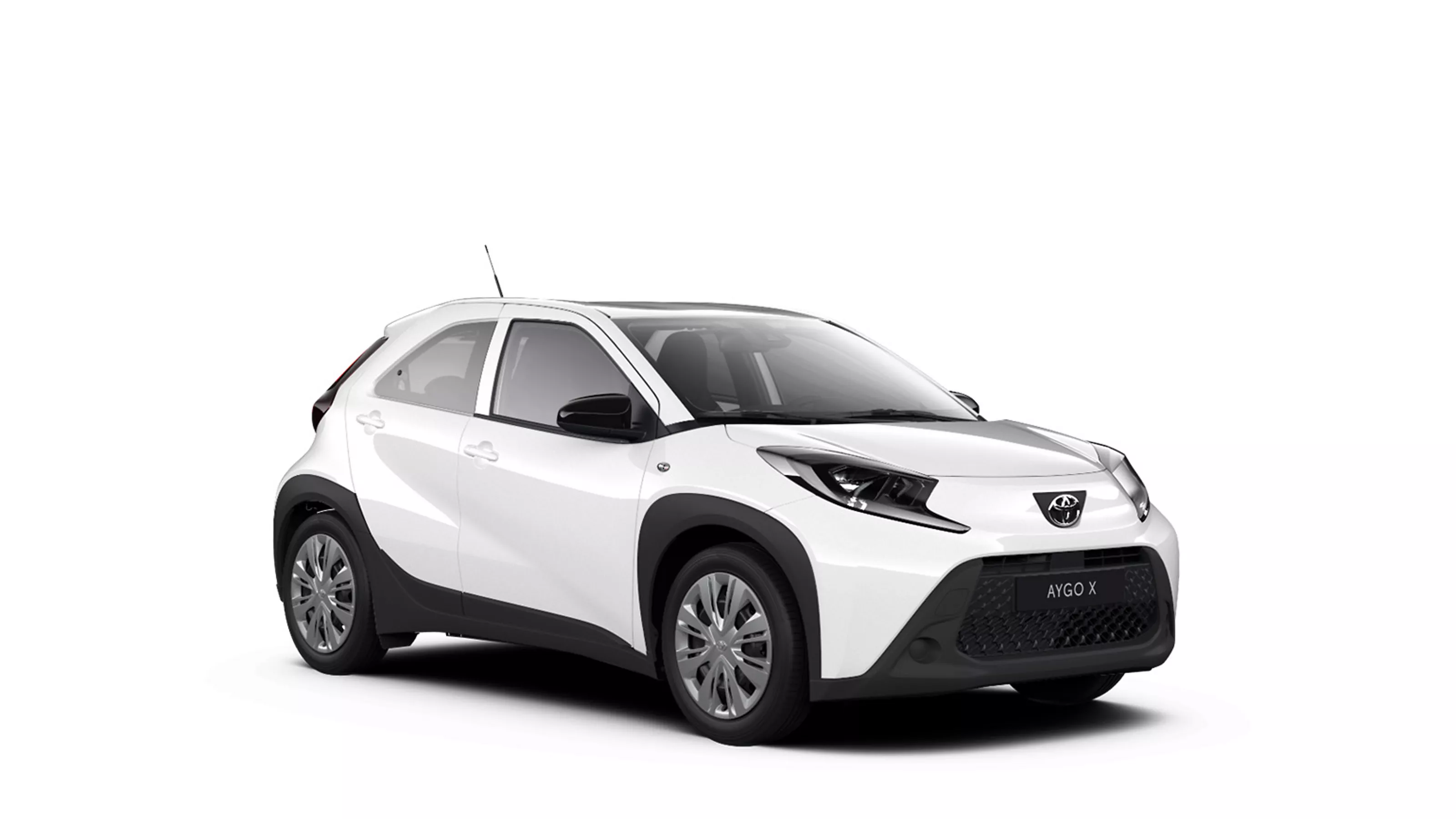 Ein weißer Toyota Aygo X in einer diagonalen Frontansicht vor einem weißen Hintergrund