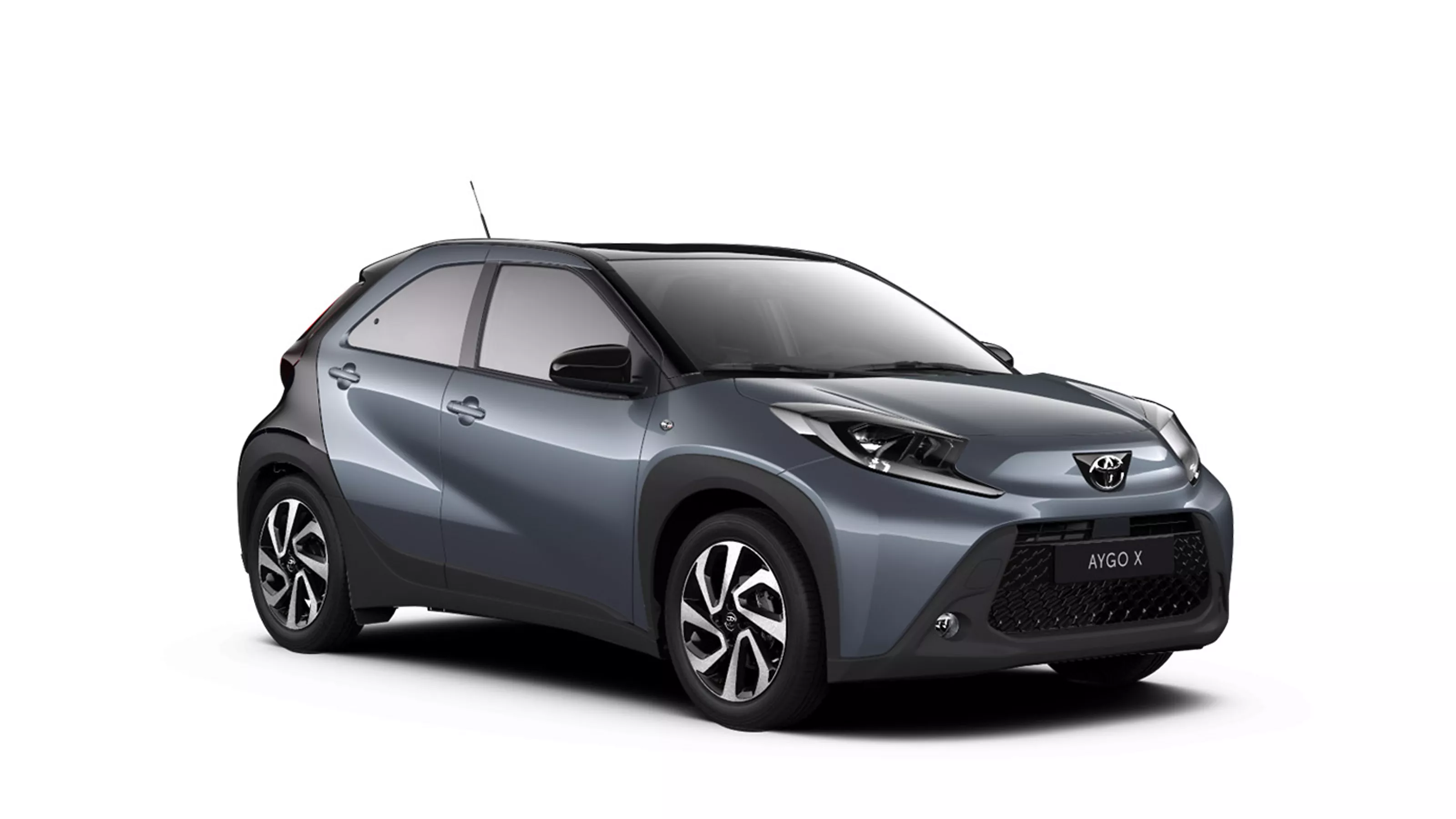Der dunkelblau schwarze Toyota Aygo X in diagonaler Frontansicht vor einem weißen Hintergrund und dem Logo mit der Schrift &quot;Teamplayer&quot; in der oberen rechten Ecke