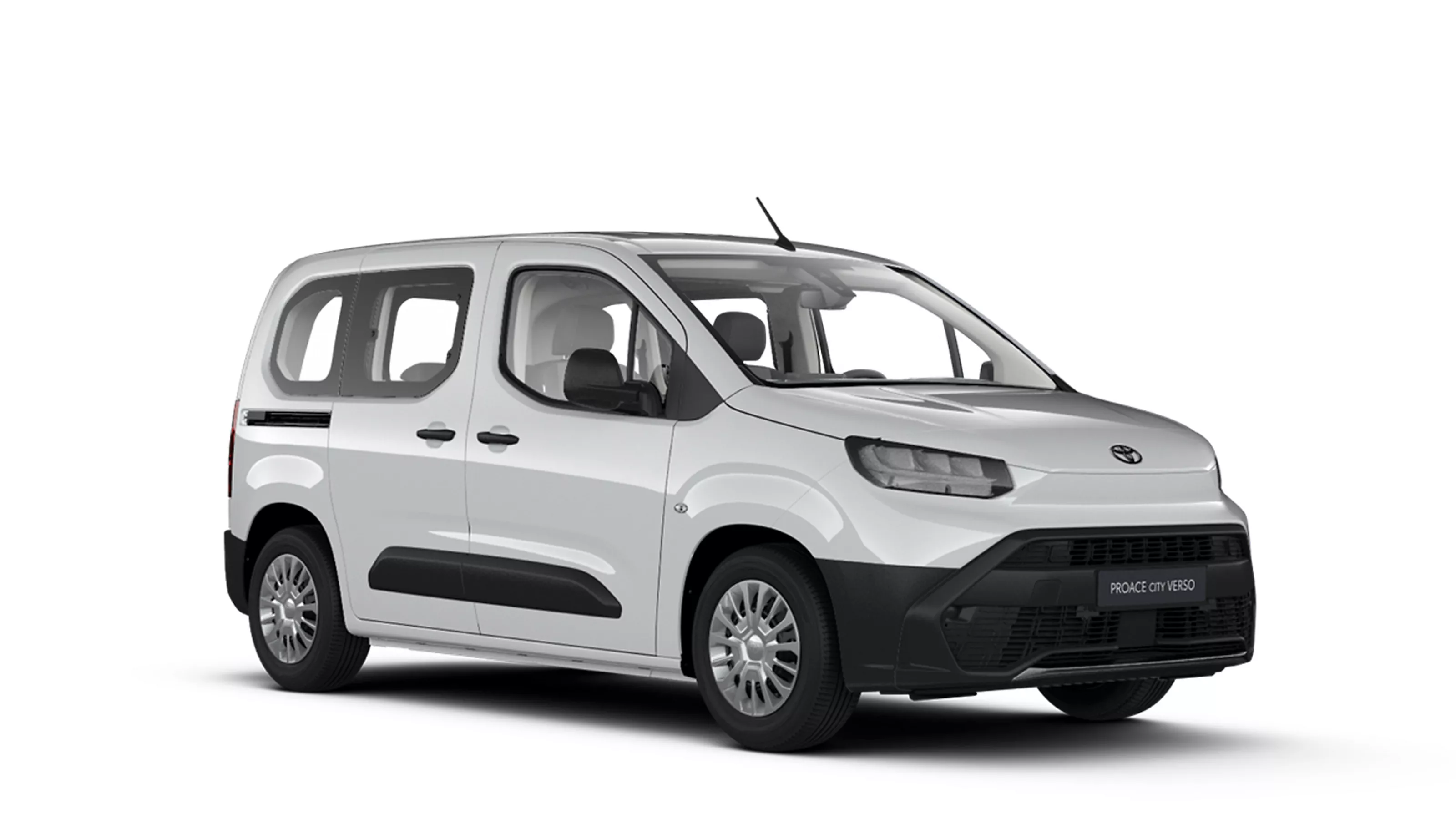 Ein weißer Toyota Proace City Verso steht diagonal zur Kamera vor neutralem Hintergrund.