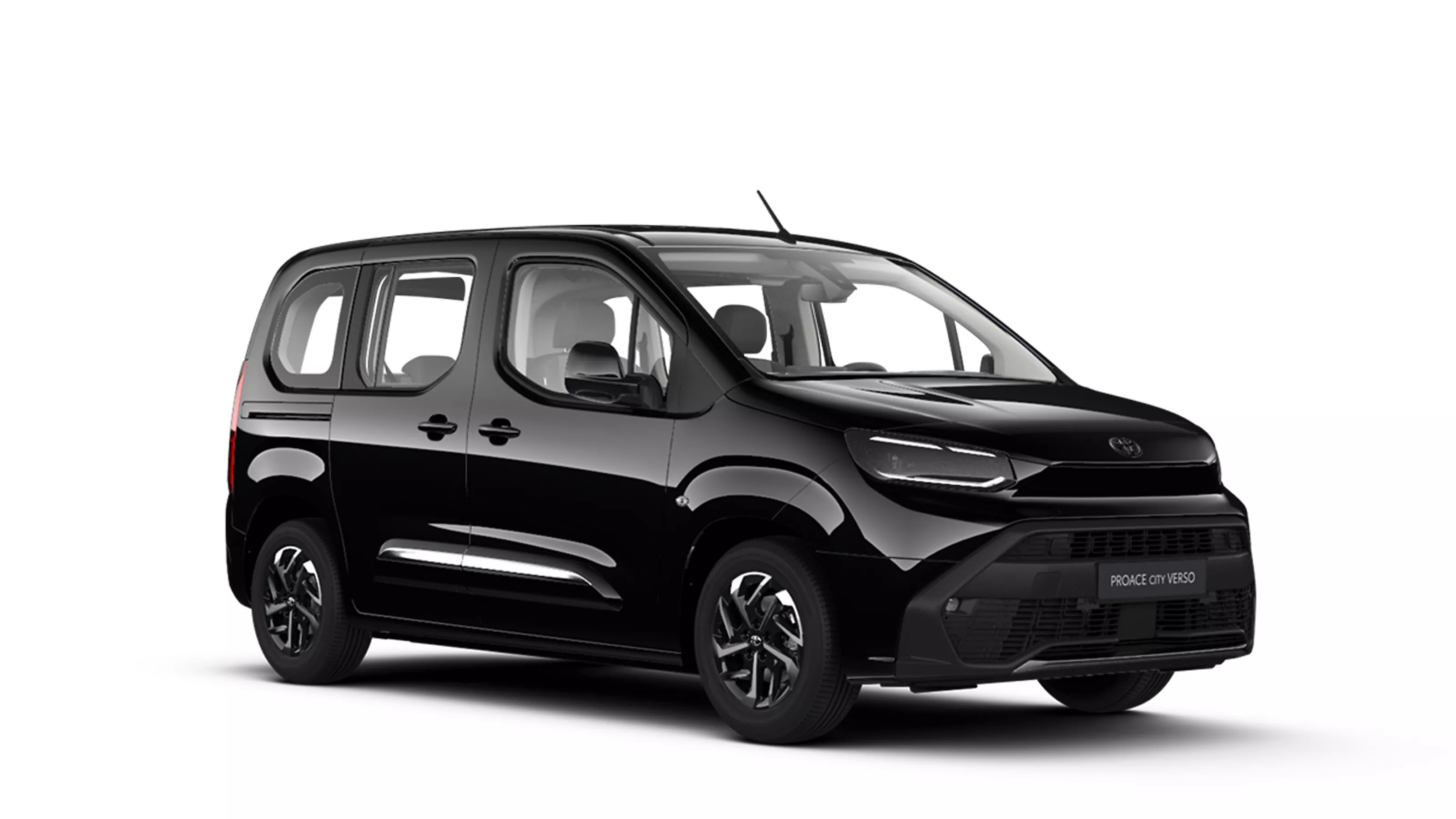 in schwarzer Toyota Proace City Verso steht diagonal zur Kamera vor neutralem Hintergrund