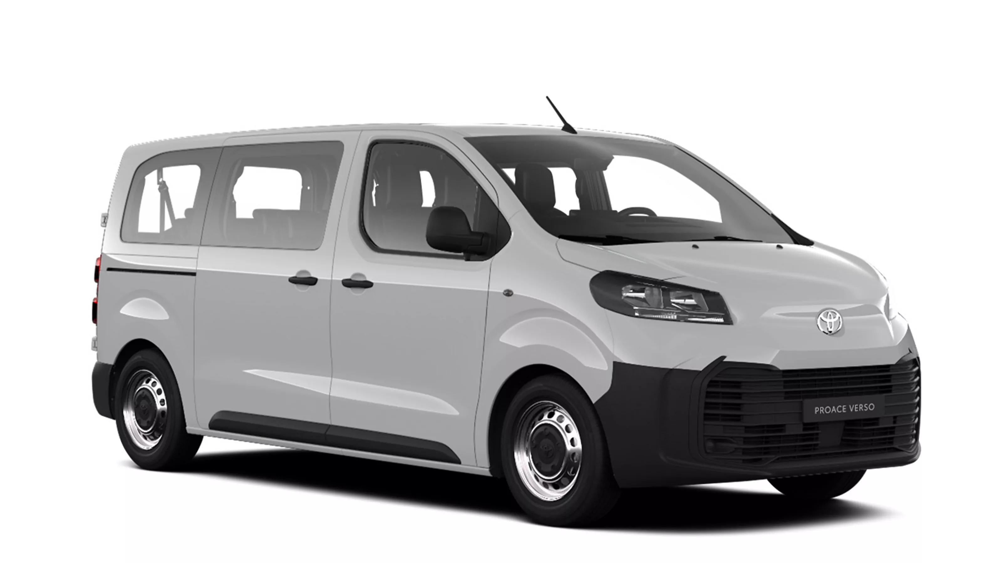 Ein weißer Toyota Proace Verso Teamplayer in diagonaler Frontansicht vor einem weißen Hintergrund.