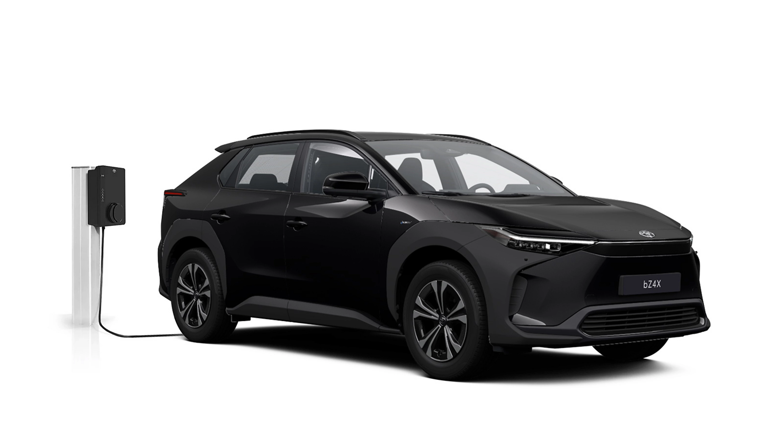 Ein schwarzer Toyota bZ4X in diagonaler Frontansicht vor einem weißen Hintergrund.
