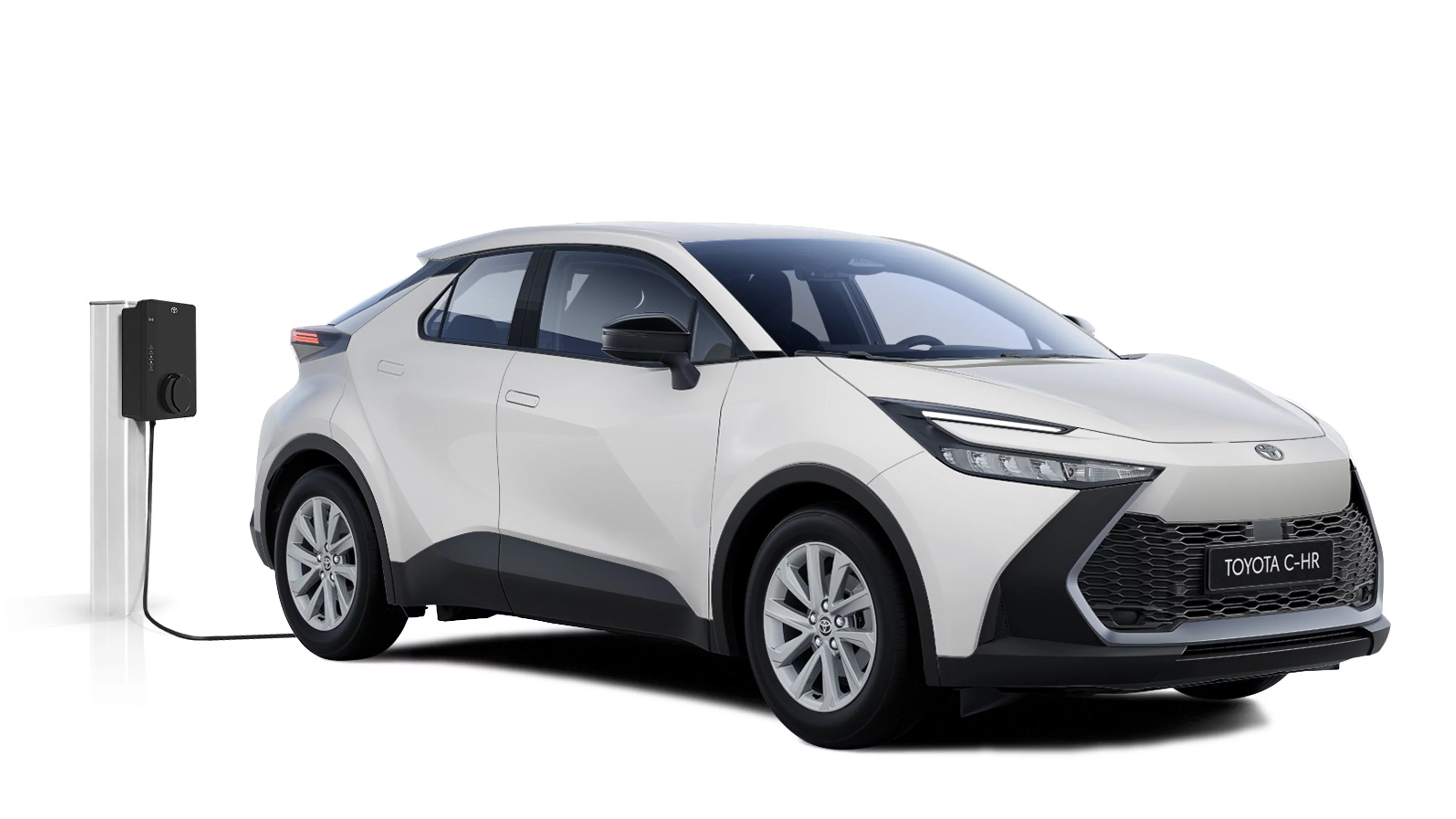 Ein weißer Toyota C-HR Plug-in Hybrid Flow in diagonaler Frontansicht vor einem weißen Hintergrund