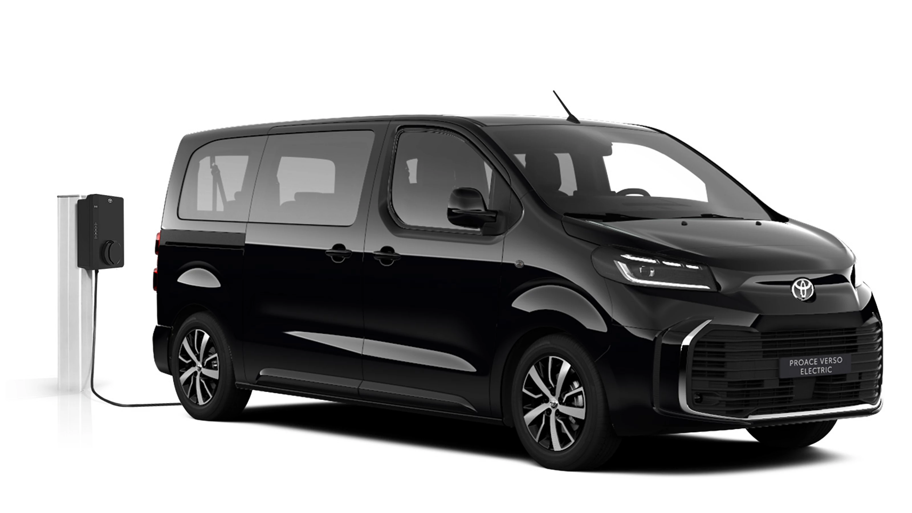 Ein schwarzer Toyota Proace Verso Electric Teamplayer in diagonaler Frontansicht vor einem weißen Hintergrund