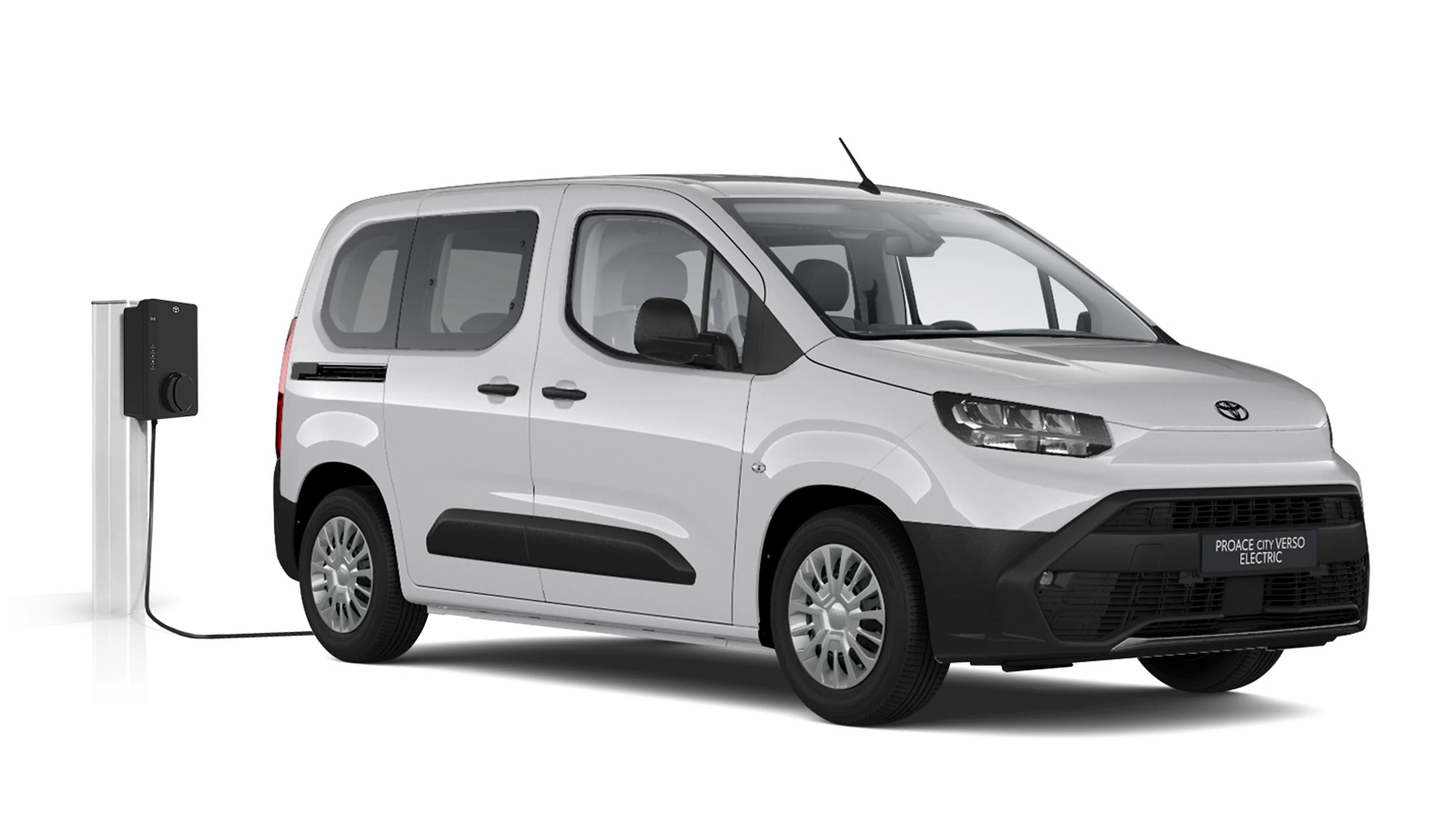 Ein silberner Proace City Verso Electric Comfort in diagonaler Frontansicht vor einem weißen Hintergrund