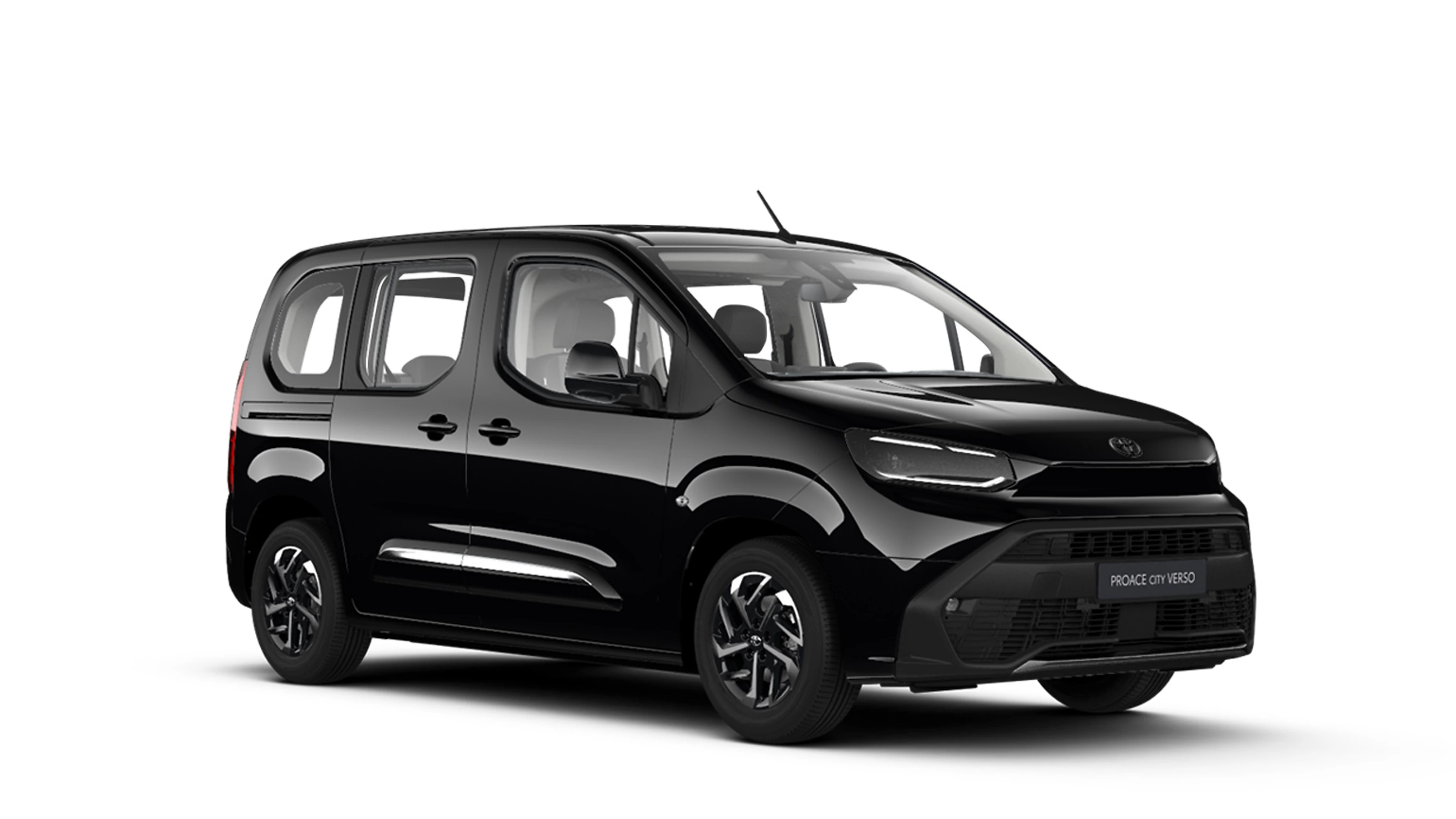Ein schwarzer Toyota Proace City Verso steht diagonal zur Kamera vor neutralem Hintergrund.