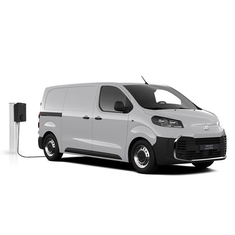 Ein weißer Toyota Proace Electric Meister in diagonaler Frontansicht vor einem weißen Hintergrund.