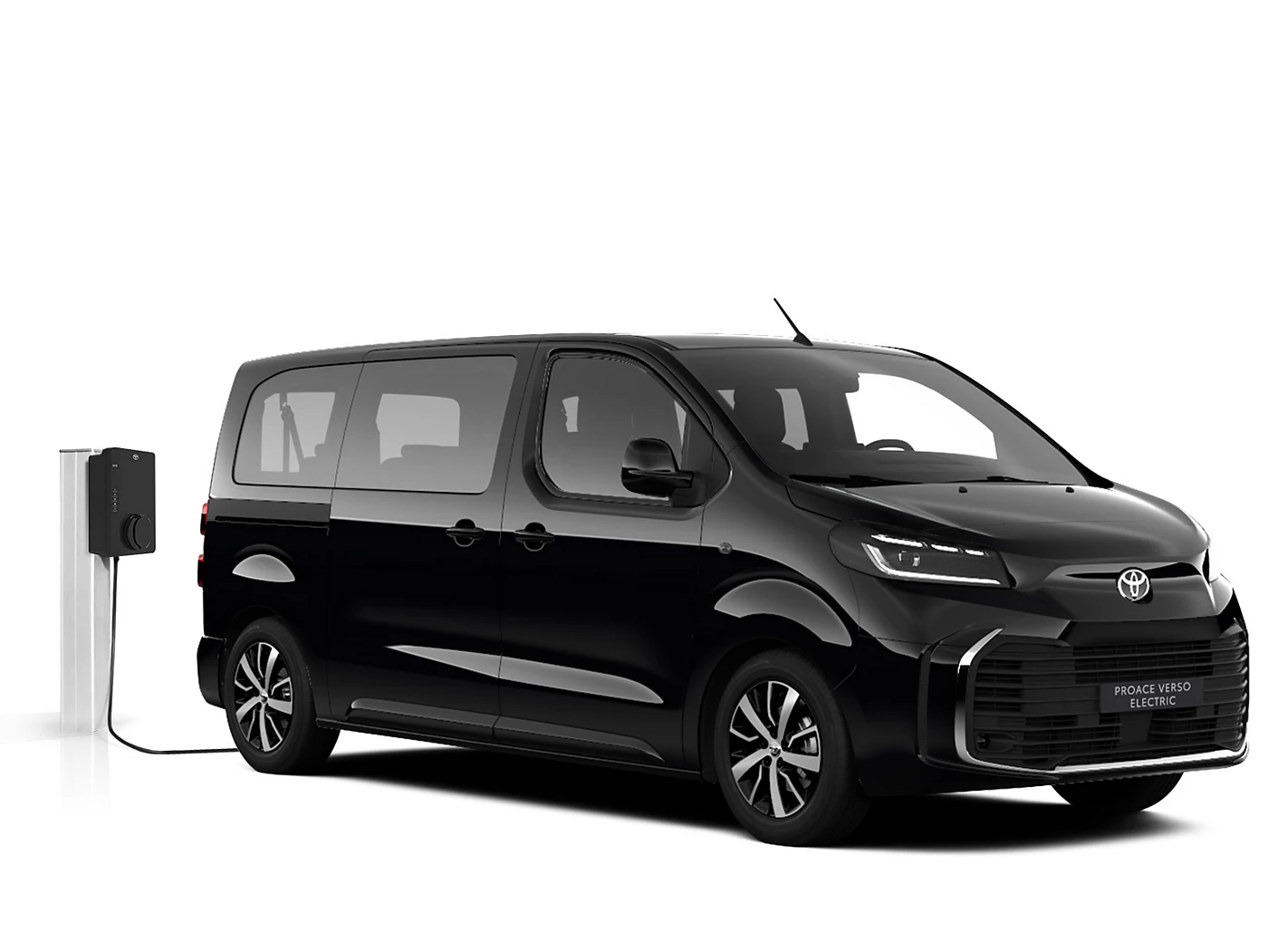 Schwarzer Toyota Proace Verso Electric Team Deutschland steht vor neutralem Hintergrund neben einer Ladesäule