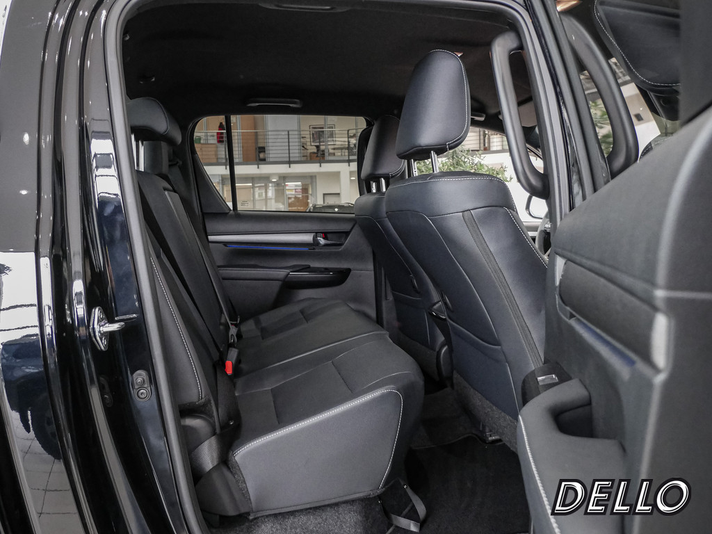 Fahrzeugansicht TOYOTA Hilux 2.8 Double Cab Invincible 4x4 - Bild 5