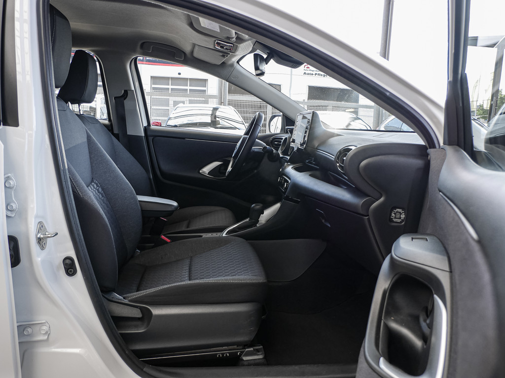 Fahrzeugansicht TOYOTA Yaris 1.5 Hybrid Team Deutschland - Bild 6