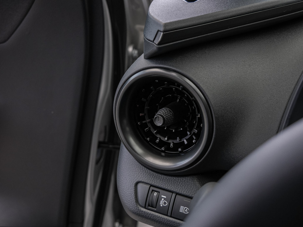 Fahrzeugansicht TOYOTA C-HR Plug-In Hybrid Teamplayer - Bild 32