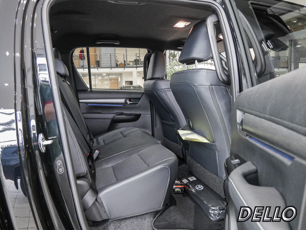 Fahrzeugansicht TOYOTA Hilux 2.8 Double Cab Invincible 4x4 - Bild 5