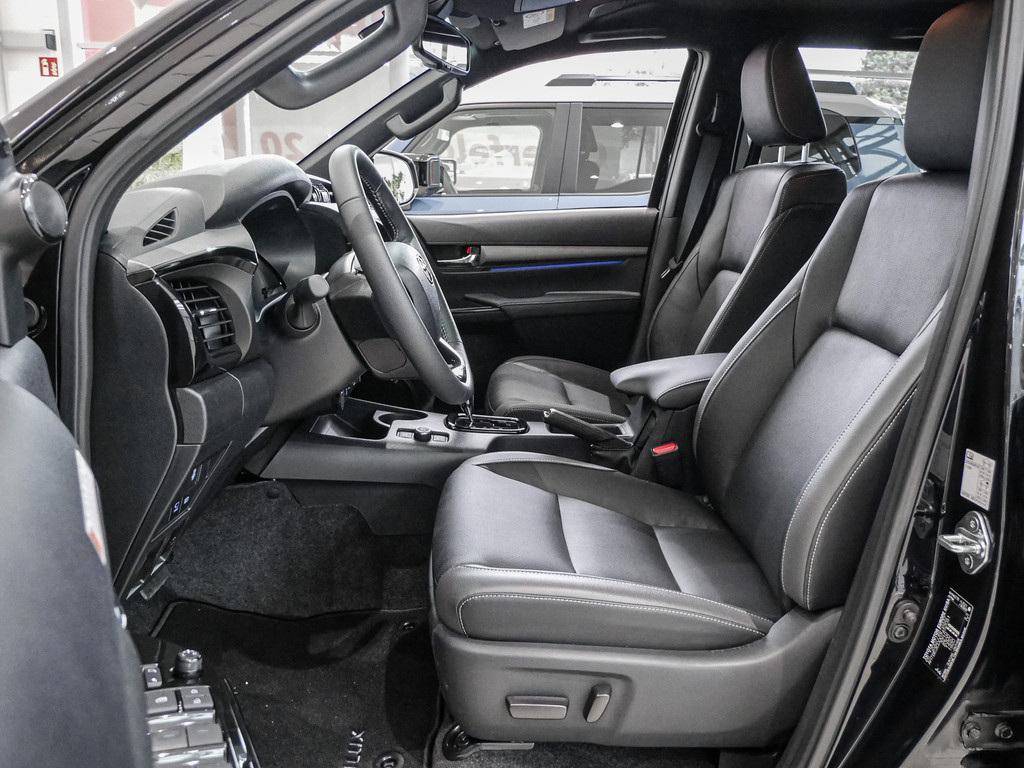 Fahrzeugansicht TOYOTA Hilux 2.8 Double Cab Invincible 4x4 - Bild 3