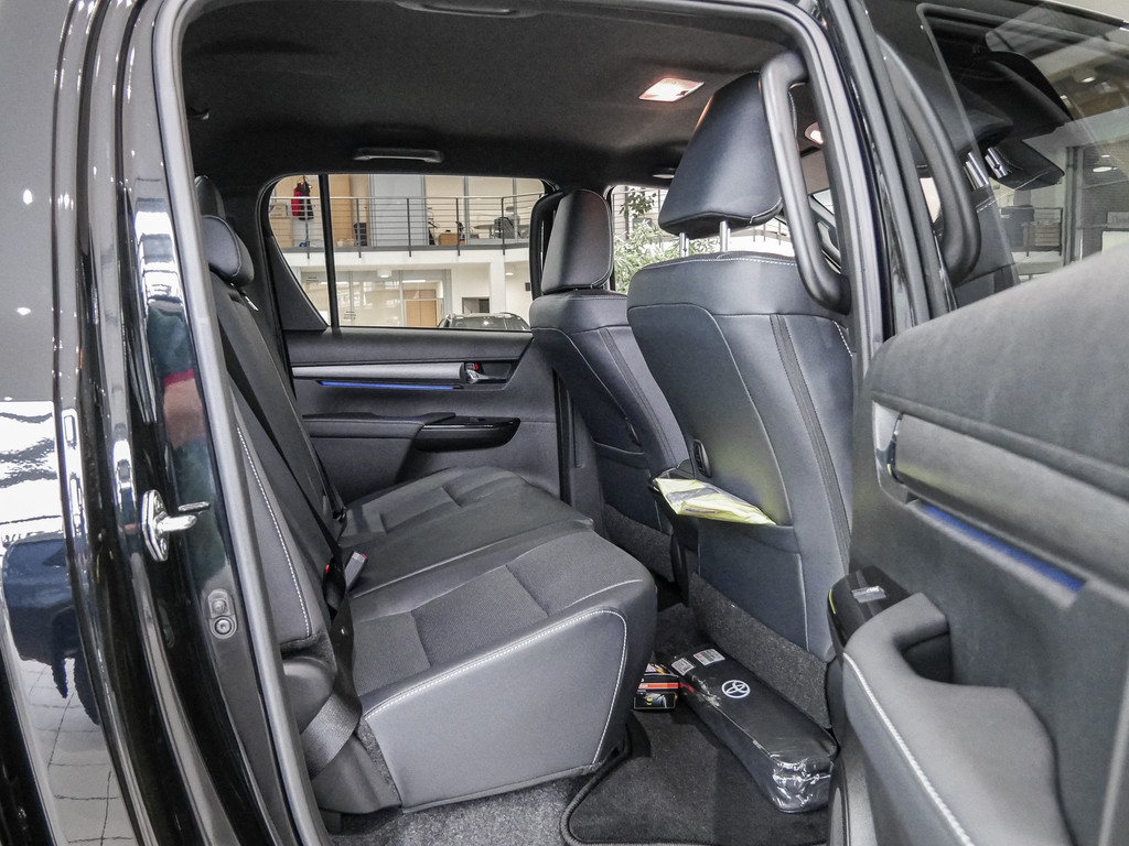 Fahrzeugansicht TOYOTA Hilux 2.8 Double Cab Invincible 4x4 - Bild 5