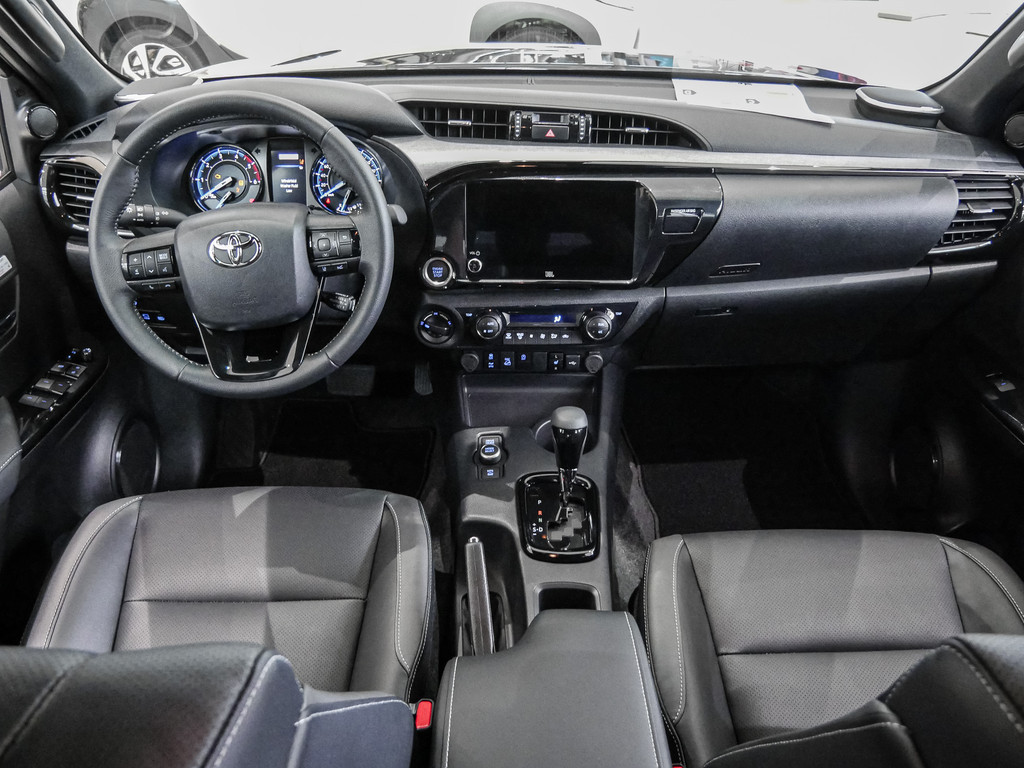 Fahrzeugansicht TOYOTA Hilux 2.8 Double Cab Invincible 4x4 - Bild 6