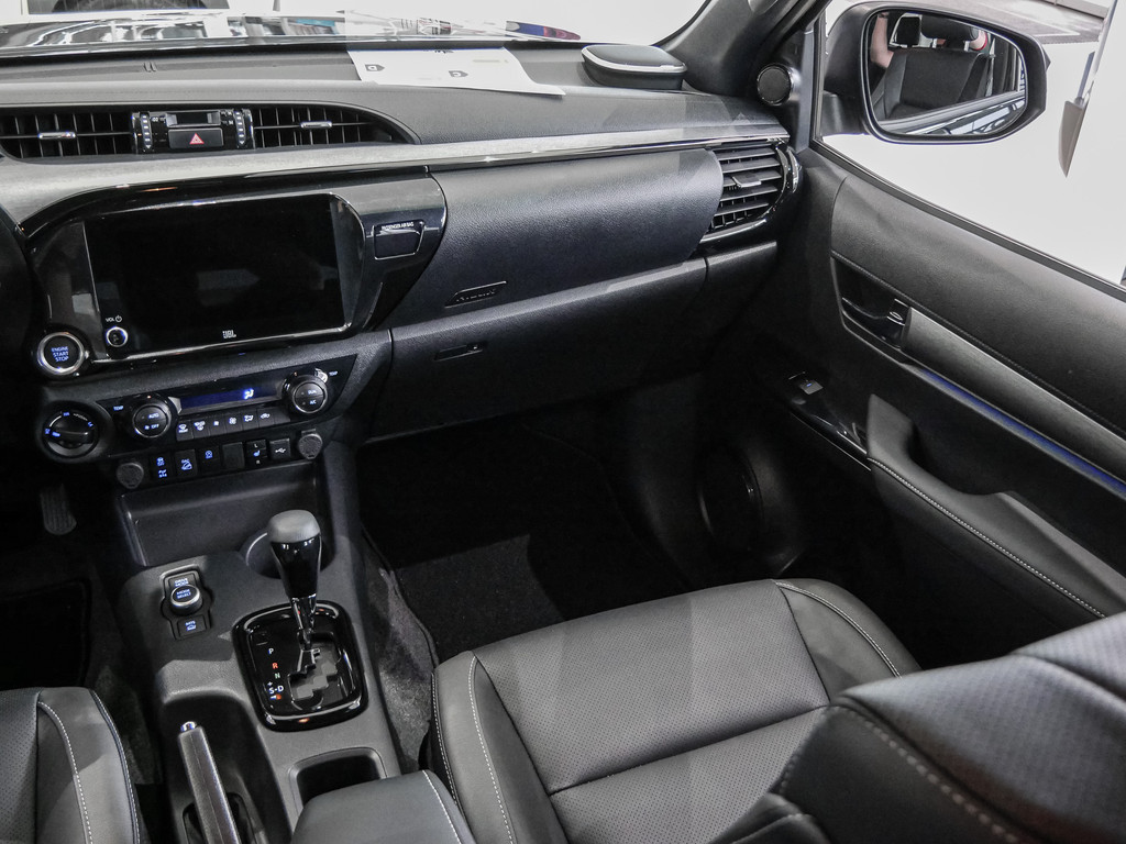Fahrzeugansicht TOYOTA Hilux 2.8 Double Cab Invincible 4x4 - Bild 8
