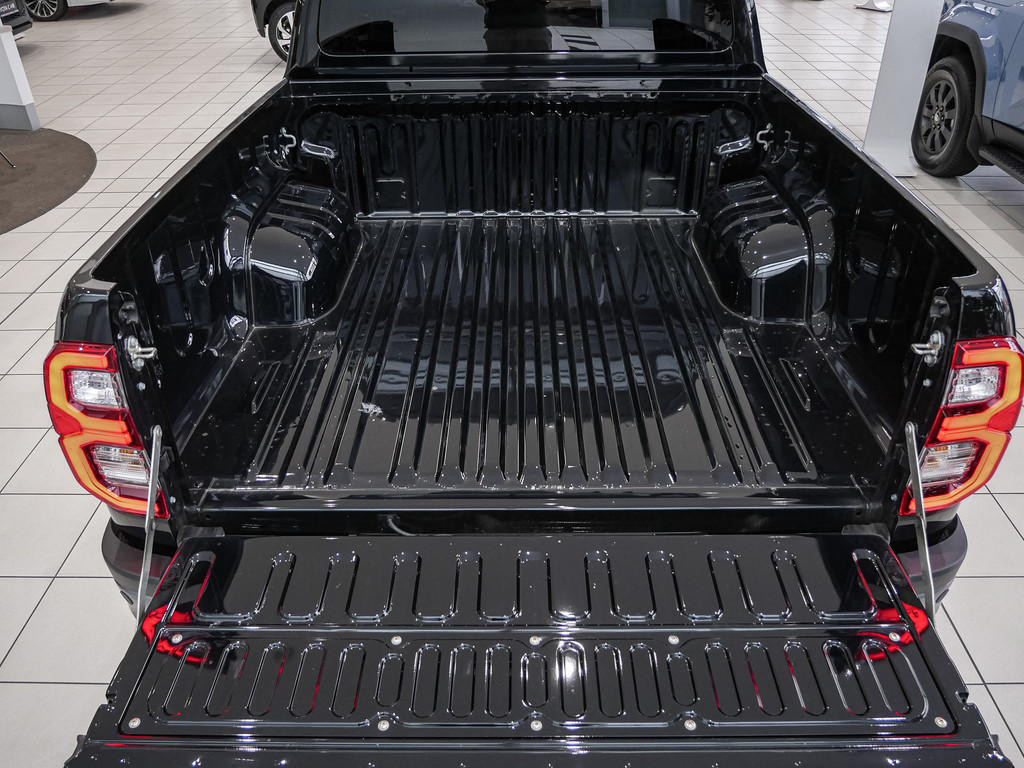 Fahrzeugansicht TOYOTA Hilux 2.8 Double Cab Invincible 4x4 - Bild 10