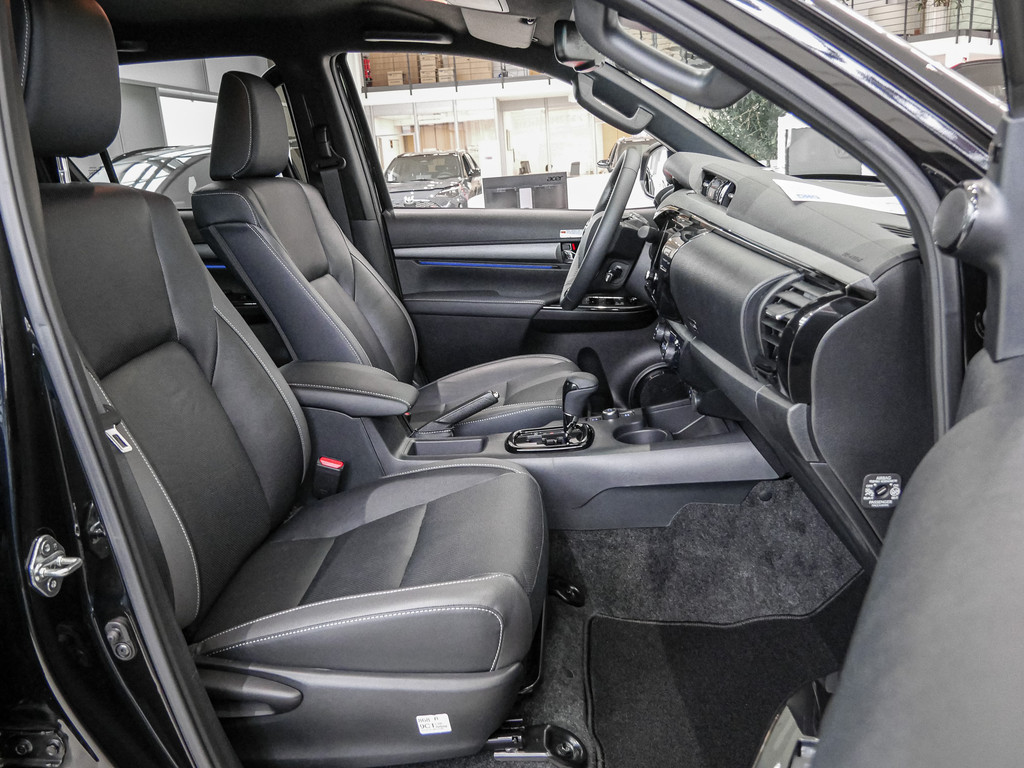 Fahrzeugansicht TOYOTA Hilux 2.8 Double Cab Invincible 4x4 - Bild 4