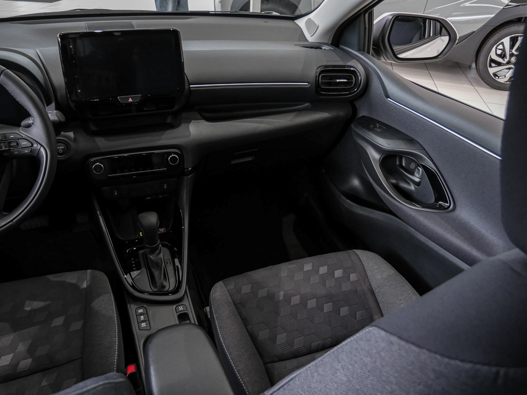 Fahrzeugansicht TOYOTA Yaris 1.5 Hybrid Teamplayer inkl.WKR +Safety+Comfortpaket - Bild 6