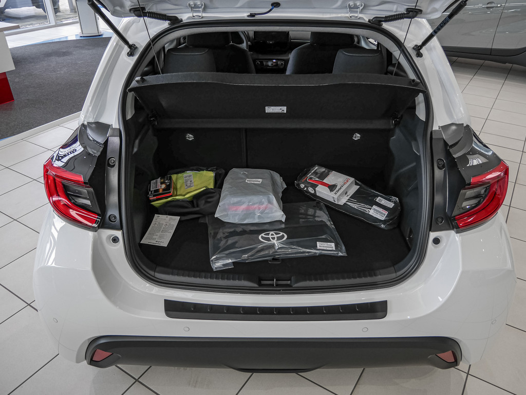 Fahrzeugansicht TOYOTA Yaris 1.5 Hybrid Teamplayer inkl.WKR +Safety+Comfortpaket - Bild 7