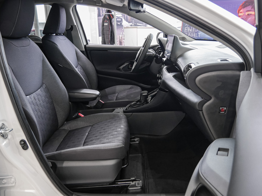 Fahrzeugansicht TOYOTA Yaris 1.5 Hybrid Teamplayer inkl.WKR +Safety+Comfortpaket - Bild 38