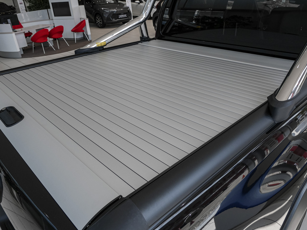 Fahrzeugansicht TOYOTA Hilux 2.8 DC Invincible 4x4 - Bild 3