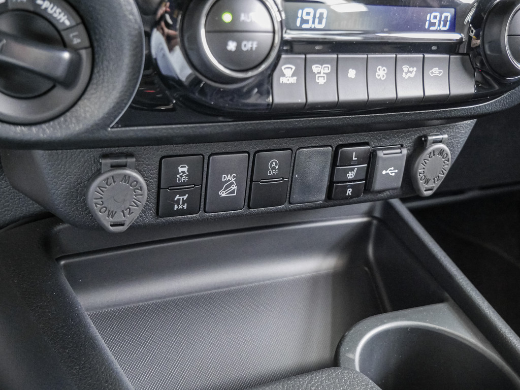 Fahrzeugansicht TOYOTA Hilux 2.8 DC Invincible 4x4 - Bild 24