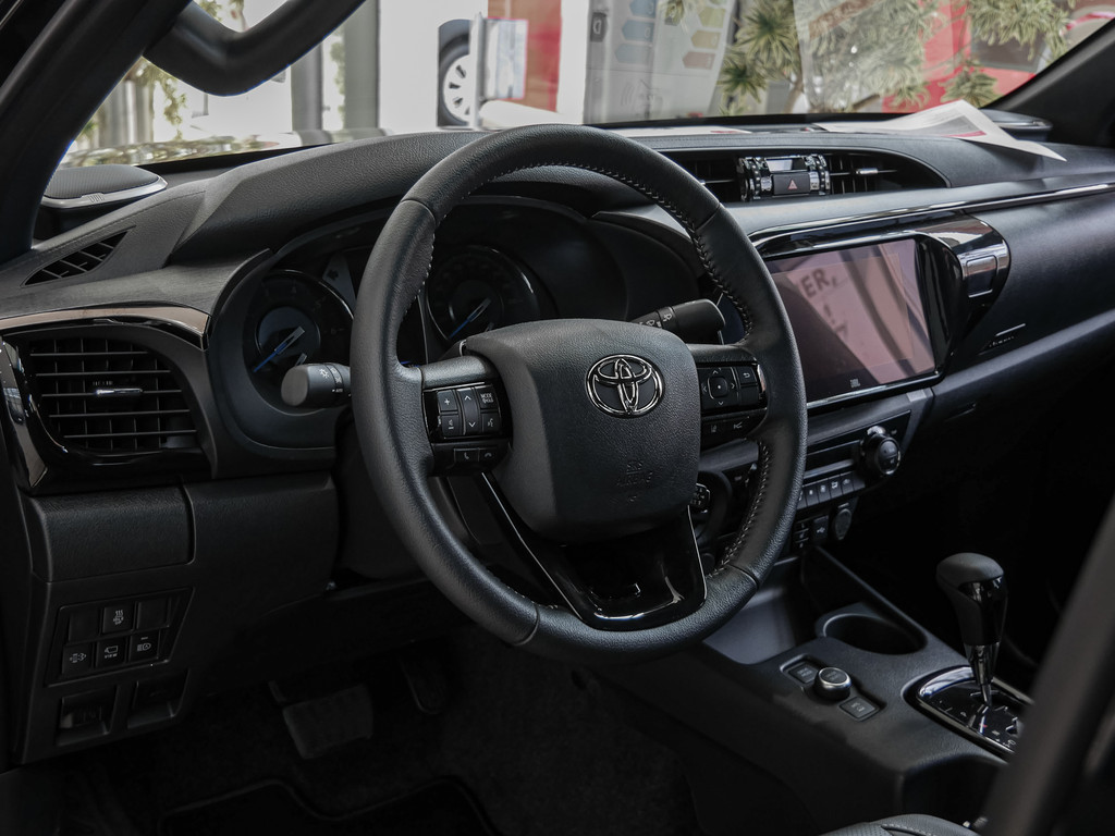 Fahrzeugansicht TOYOTA Hilux 2.8 DC Invincible 4x4 - Bild 39