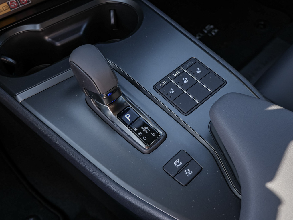 Fahrzeugansicht LEXUS UX 300h F-Sport Design - Bild 18