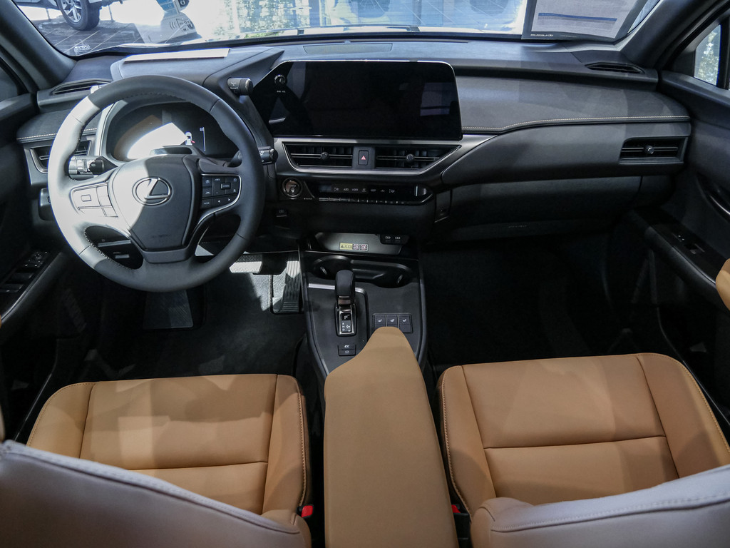 Fahrzeugansicht LEXUS UX 300h F-Sport Design - Bild 2