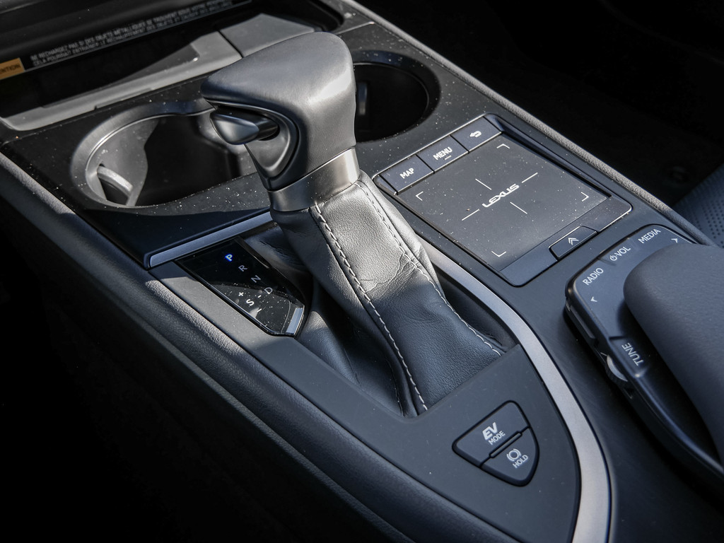 Fahrzeugansicht LEXUS UX 250h Luxury Line FWD - Bild 18