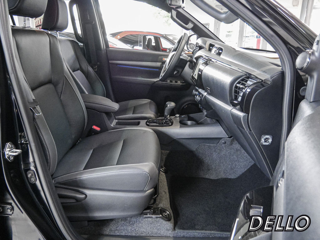 Fahrzeugansicht TOYOTA Hilux 2.8 Double Cab Invincible 4x4 - Bild 2