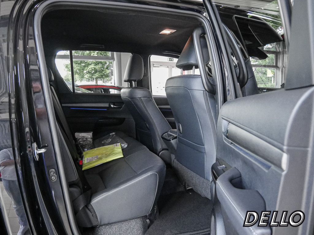 Fahrzeugansicht TOYOTA Hilux 2.8 Double Cab Invincible 4x4 - Bild 3