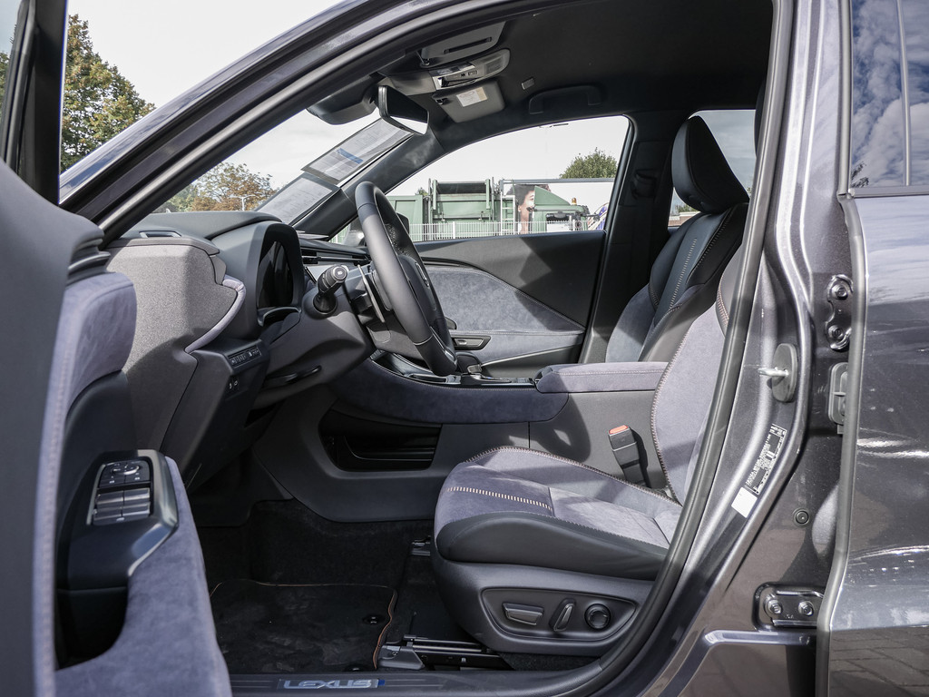 Fahrzeugansicht LEXUS LBX Cool - Bild 2