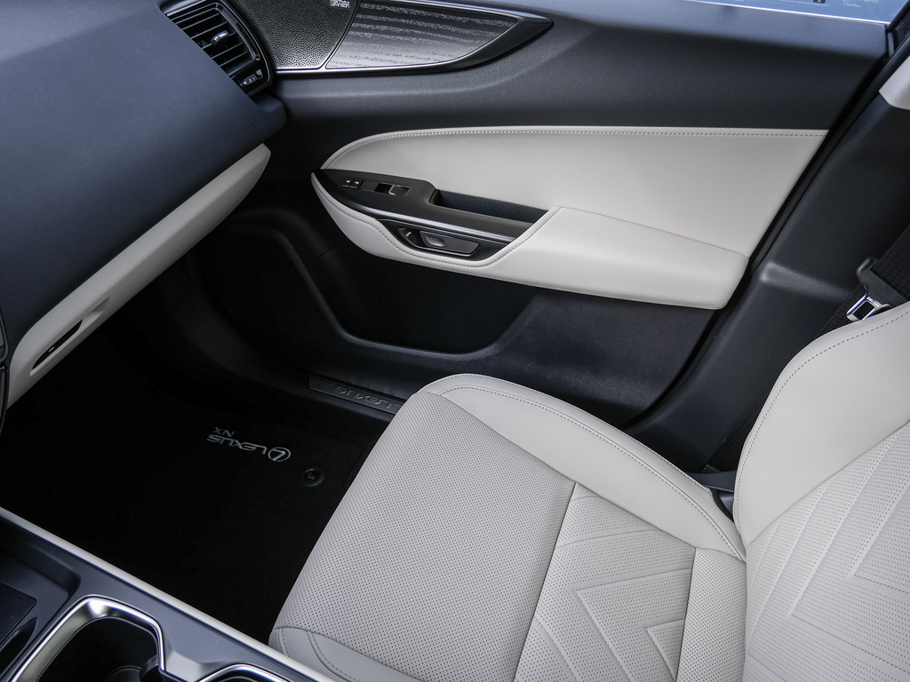 Fahrzeugansicht LEXUS NX 350h Luxury AWD - Bild 18