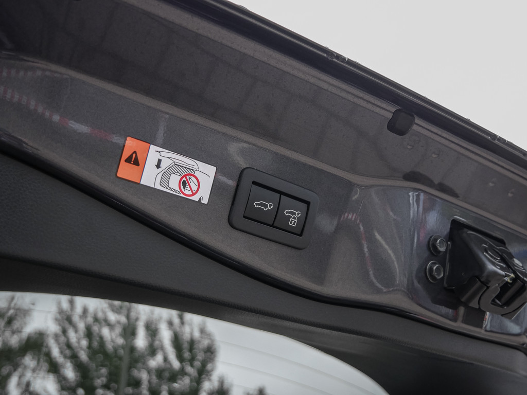 Fahrzeugansicht TOYOTA C-HR 2.0 Plug-In Hybrid FWD Lounge - Bild 13