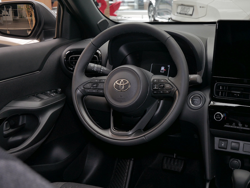 Fahrzeugansicht TOYOTA Yaris Cross 1.5 Hybrid FWD Teamplayer - Bild 2