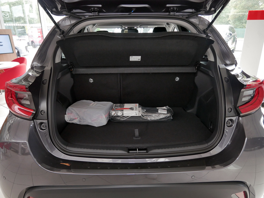 Fahrzeugansicht TOYOTA Yaris Hybrid 1.5 VVT-iE Teamplayer - Bild 6