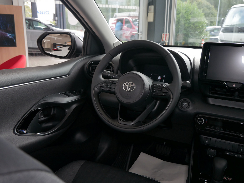 Fahrzeugansicht TOYOTA Yaris Hybrid 1.5 VVT-iE Teamplayer - Bild 2