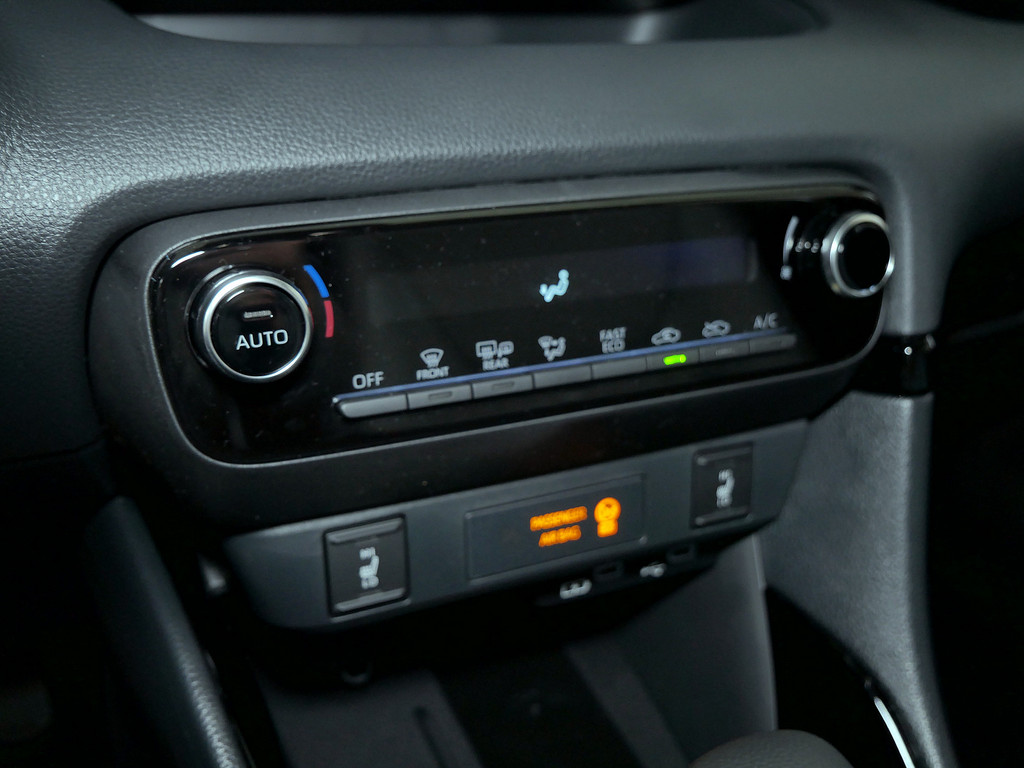 Fahrzeugansicht TOYOTA Yaris Hybrid 1.5 VVT-iE Teamplayer - Bild 14