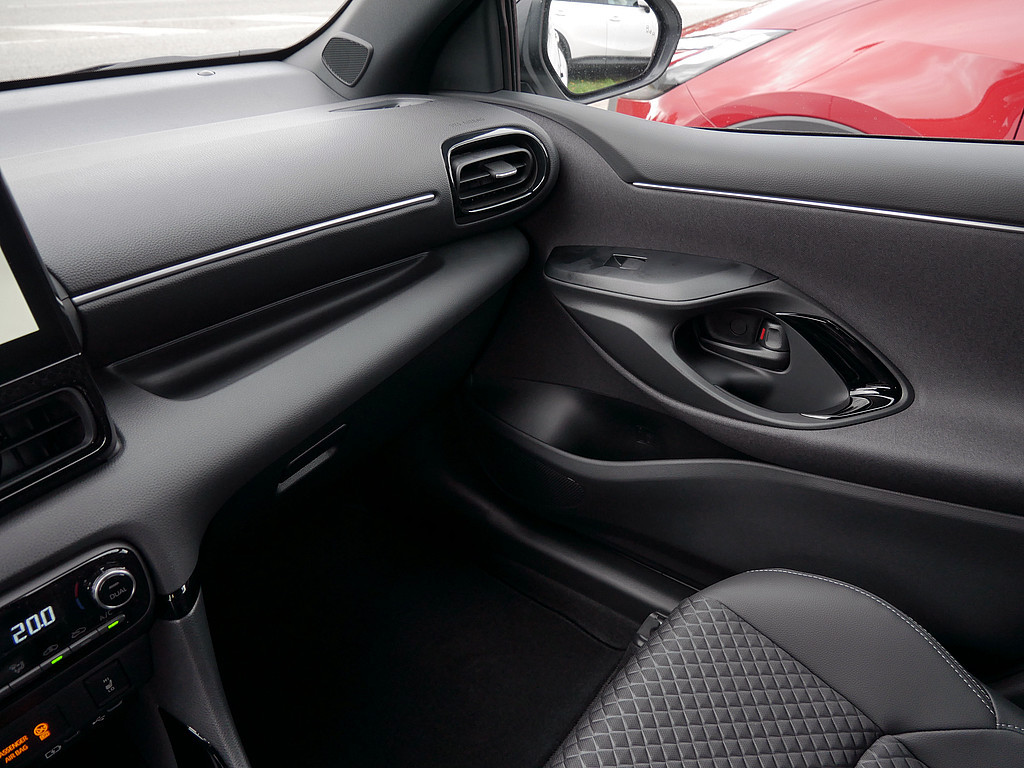 Fahrzeugansicht TOYOTA Yaris Hybrid 1.5 VVT-i Style Plus - Bild 25