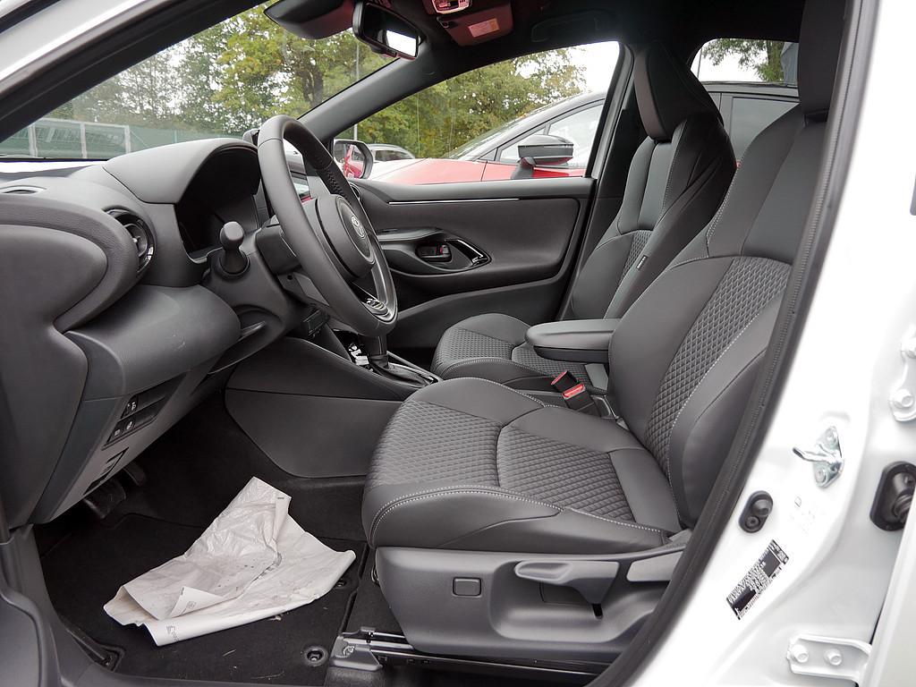 Fahrzeugansicht TOYOTA Yaris Hybrid 1.5 VVT-i Style Plus - Bild 5